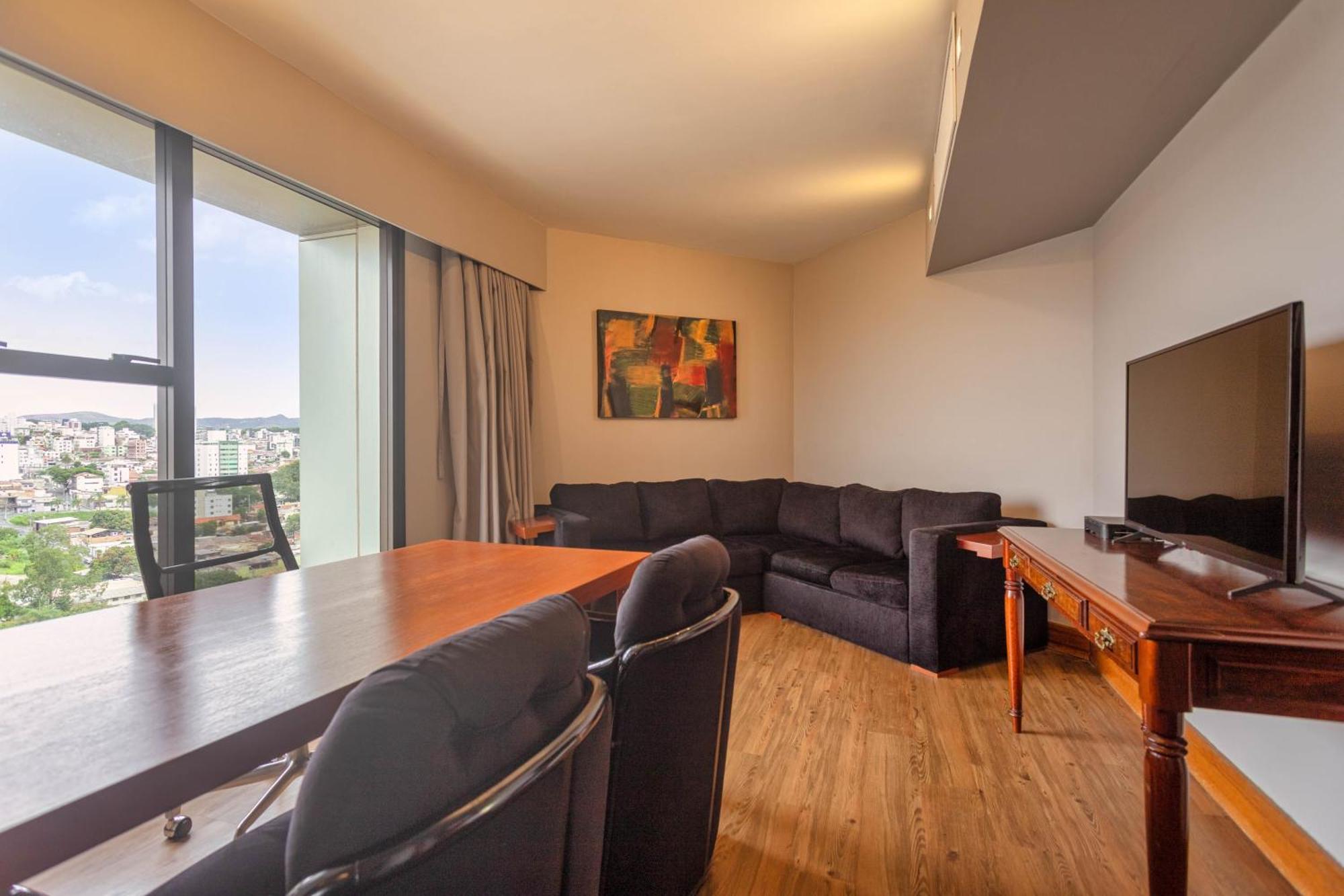 Ouro Minas Hotel Belo Horizonte, Dolce By Wyndham Exteriér fotografie A living room in a suite at the Hilton Athens