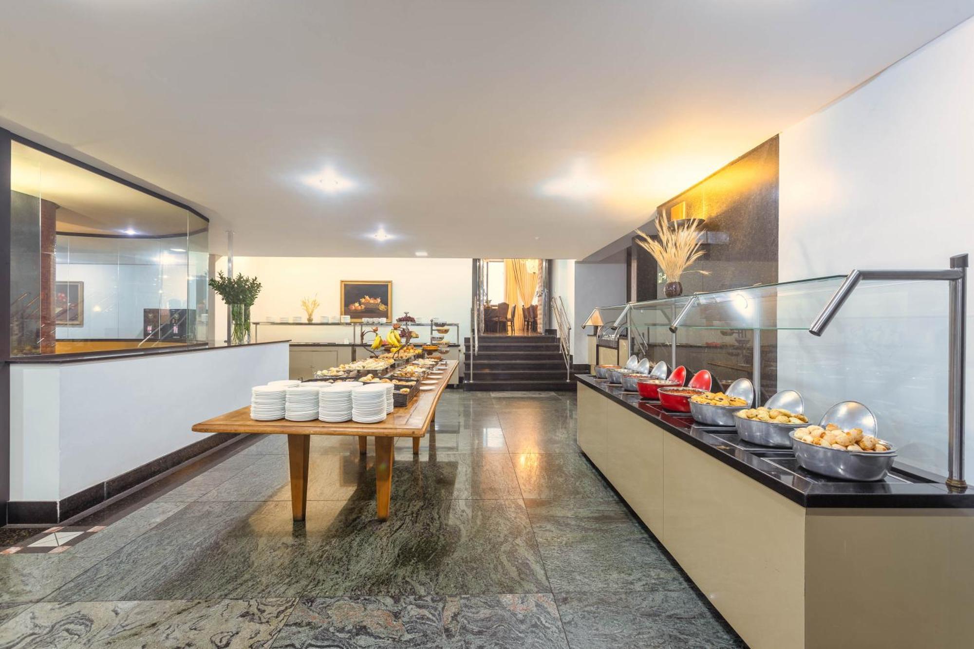 Ouro Minas Hotel Belo Horizonte, Dolce By Wyndham Exteriér fotografie The buffet at the airport's VIP lounge