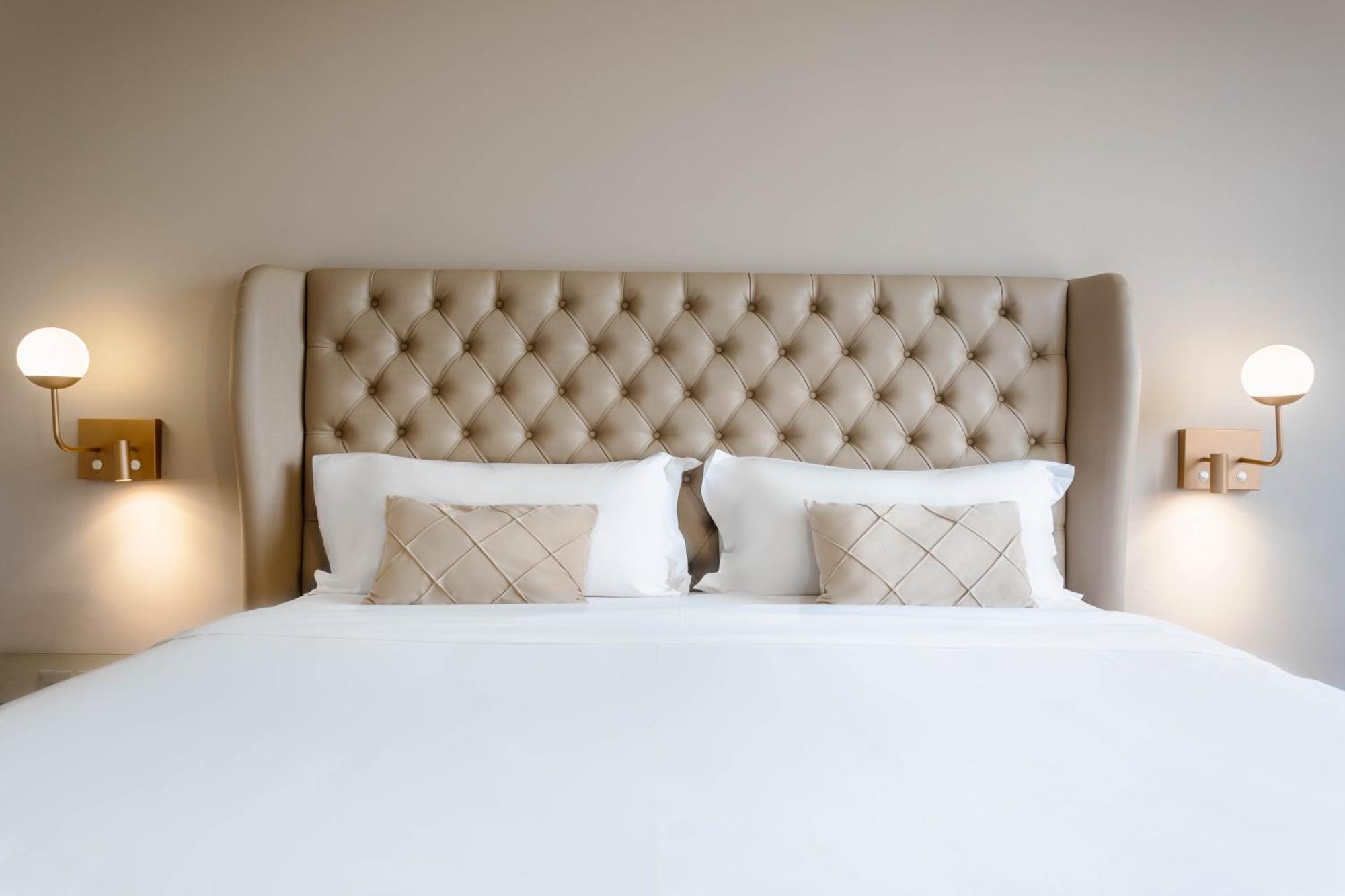 Ouro Minas Hotel Belo Horizonte, Dolce By Wyndham Exteriér fotografie A bed with a tufted headboard