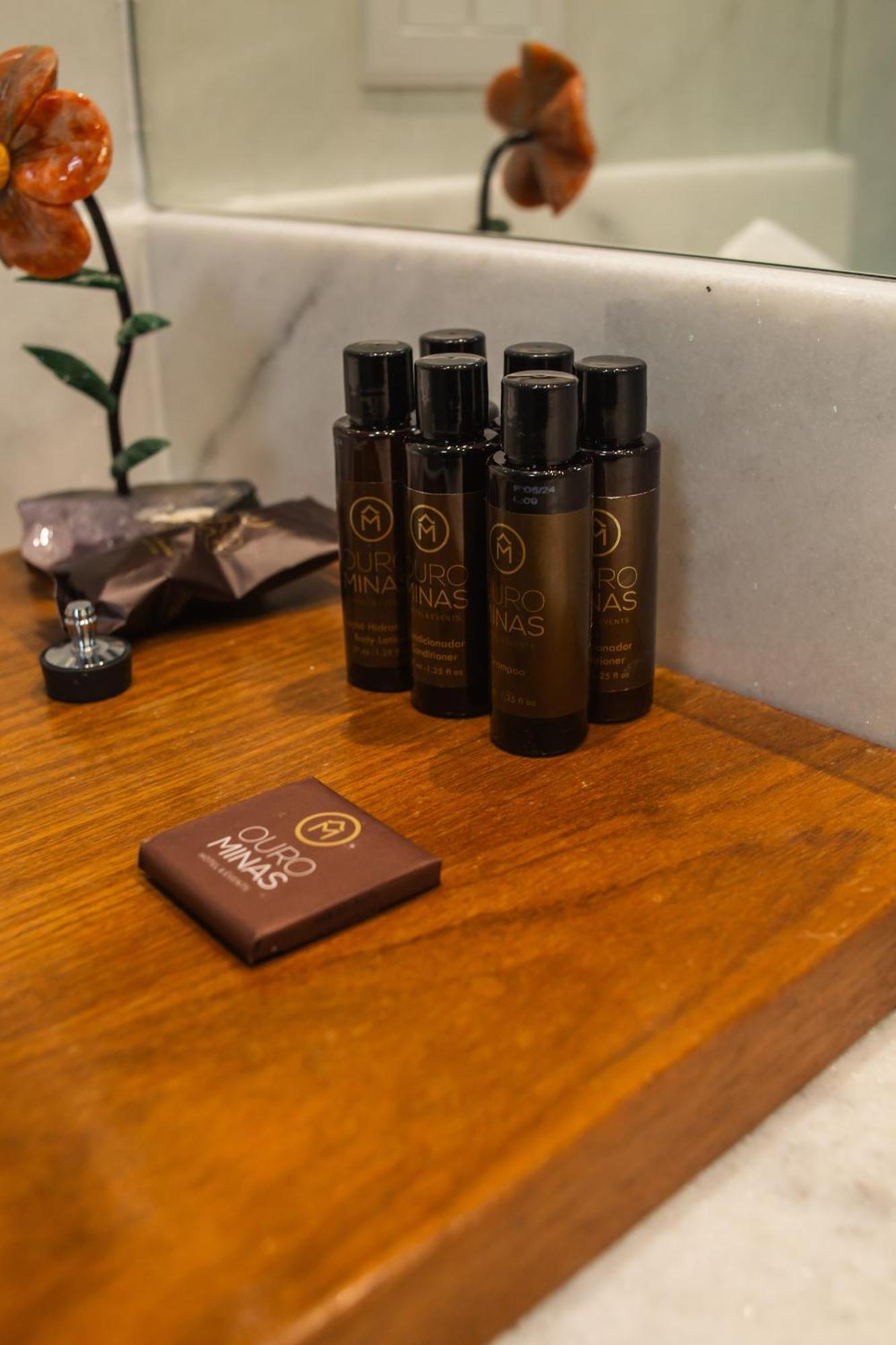 Ouro Minas Hotel Belo Horizonte, Dolce By Wyndham Exteriér fotografie A chocolate bar and a bottle of wine