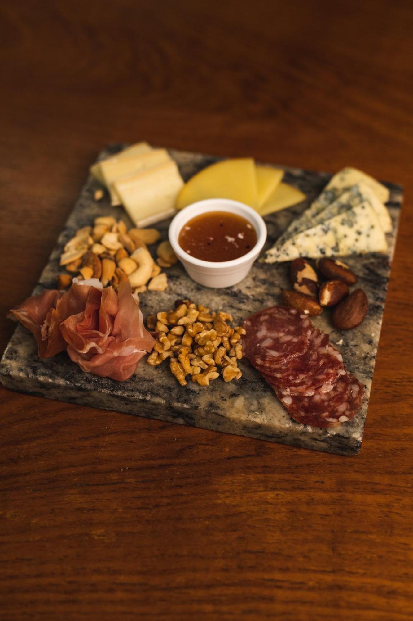 Ouro Minas Hotel Belo Horizonte, Dolce By Wyndham Exteriér fotografie A cheese and sausage platter