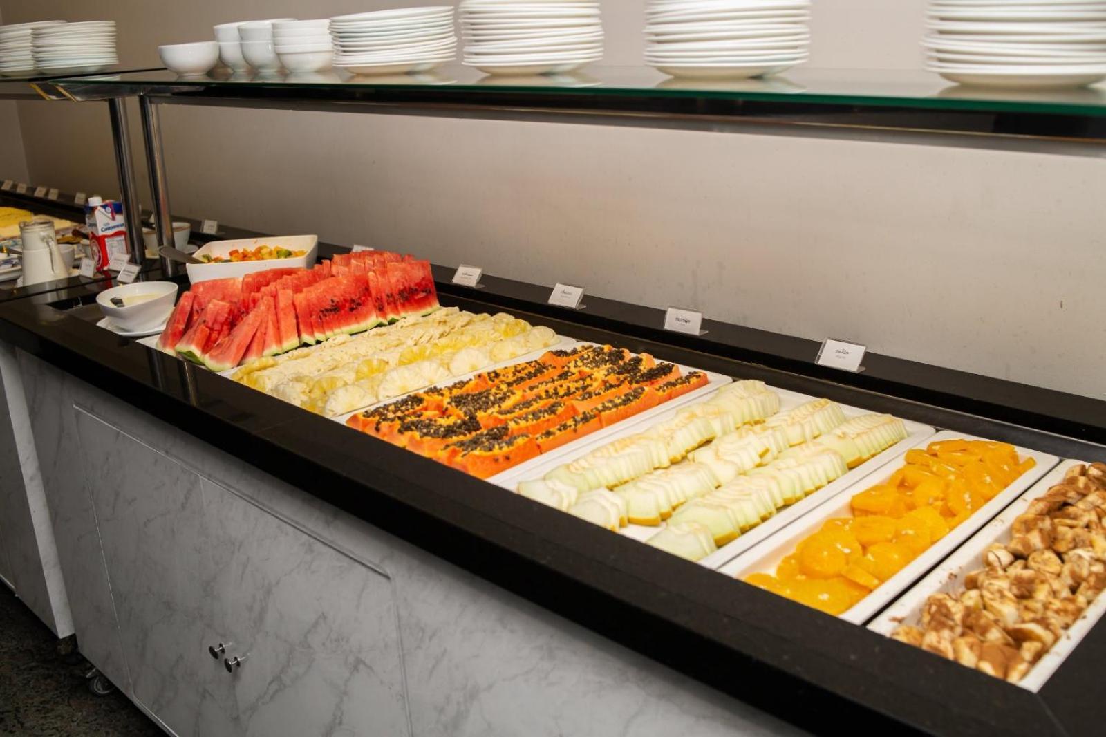 Ouro Minas Hotel Belo Horizonte, Dolce By Wyndham Exteriér fotografie A fruit salad buffet